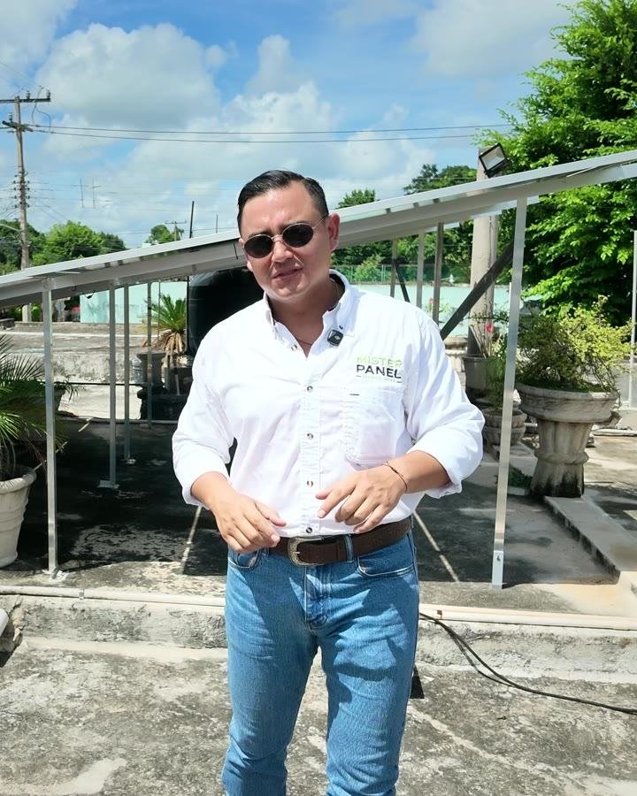 Asesor de Mister Panel en una azotea junto a la estructura de un sistema solar instalado
