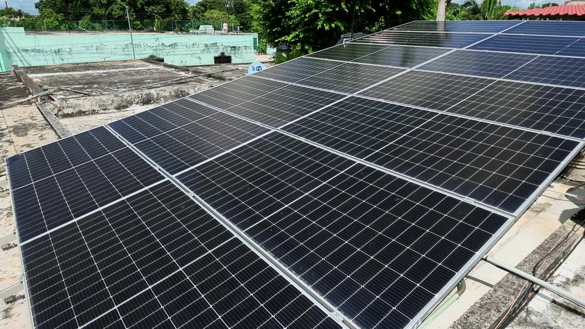 Filas de paneles solares instalados vistas de cerca